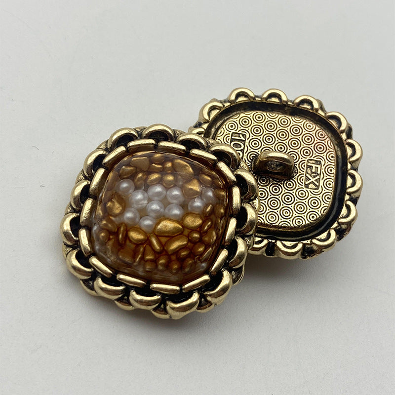 Runder Harzknopf mit braun-goldenem Einsatz und goldfarbener Metallumrandung