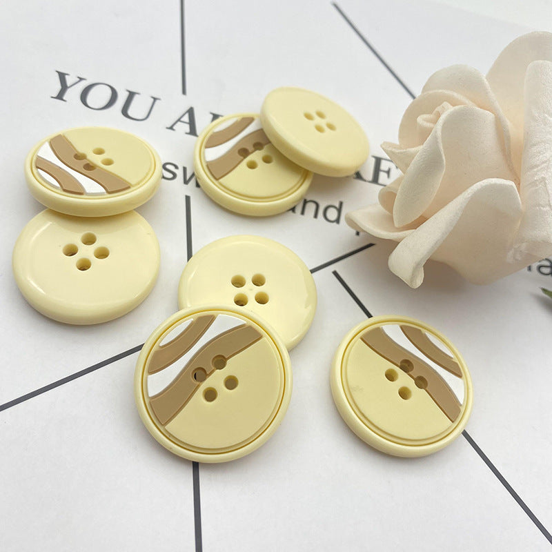 Runde Resin-Knöpfe in Creme, mehrere 4-Loch-Ansichten und braune Streifeneinlage