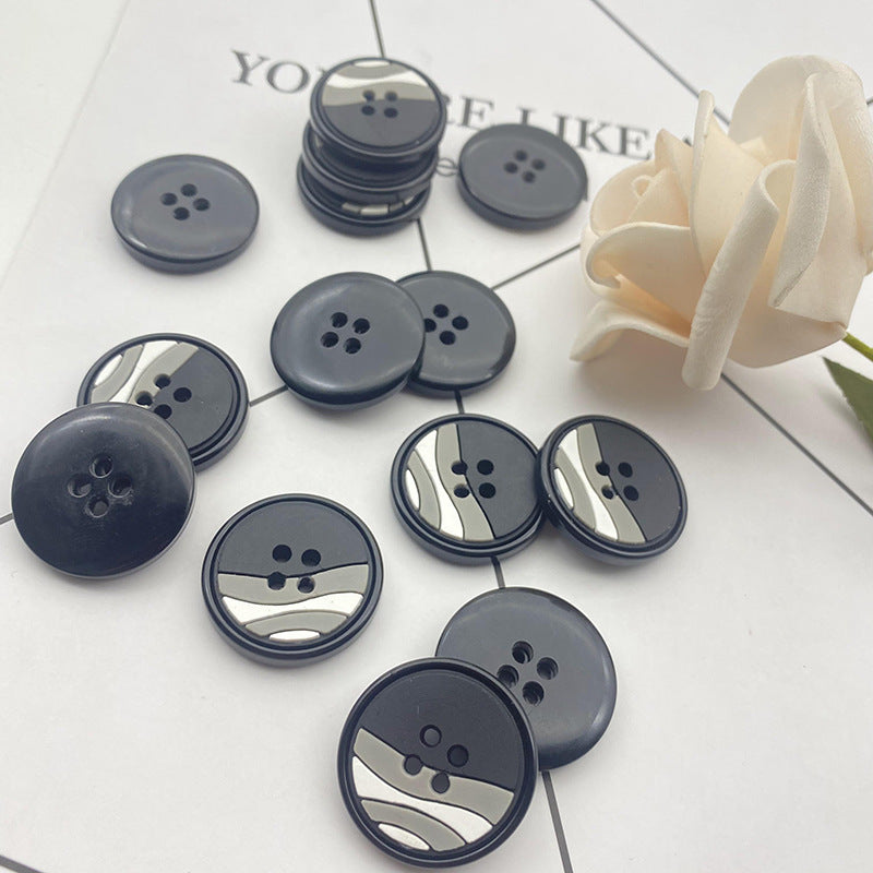 Runde Resin-Knöpfe in Navy/Grau, mit 4-Loch-Ansicht und Streifeneinlage