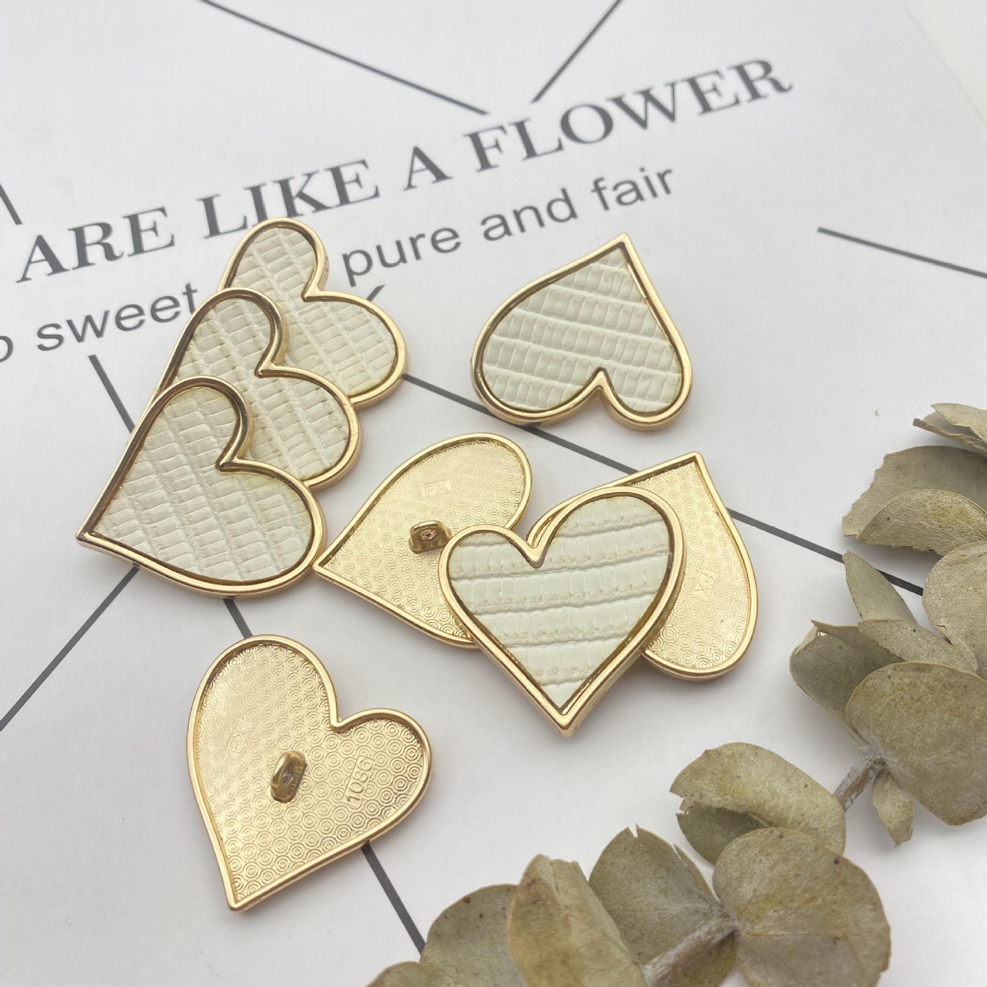 Heart buttons in white/cream with gold-tone edges and metal shanks, 10pcs, 25mm