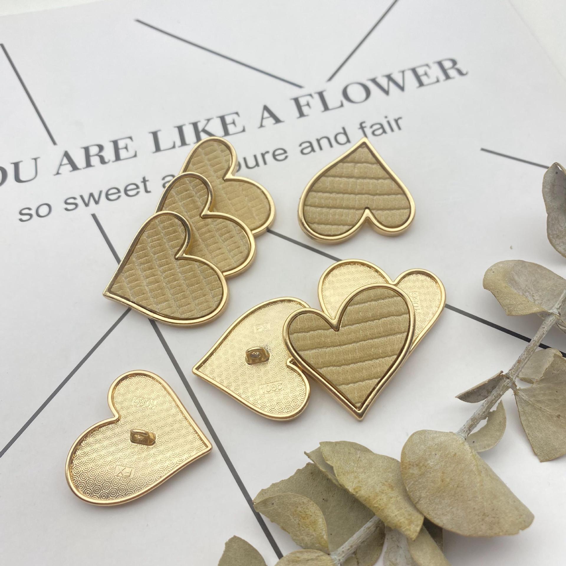 Heart buttons in khaki and brown tones, gold-tone rims, metal shanks, 25mm set