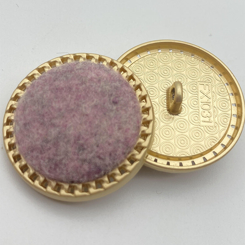 25/28 mm Wollknopf mit lila Filzoberfläche, Metallhülle mit Öse