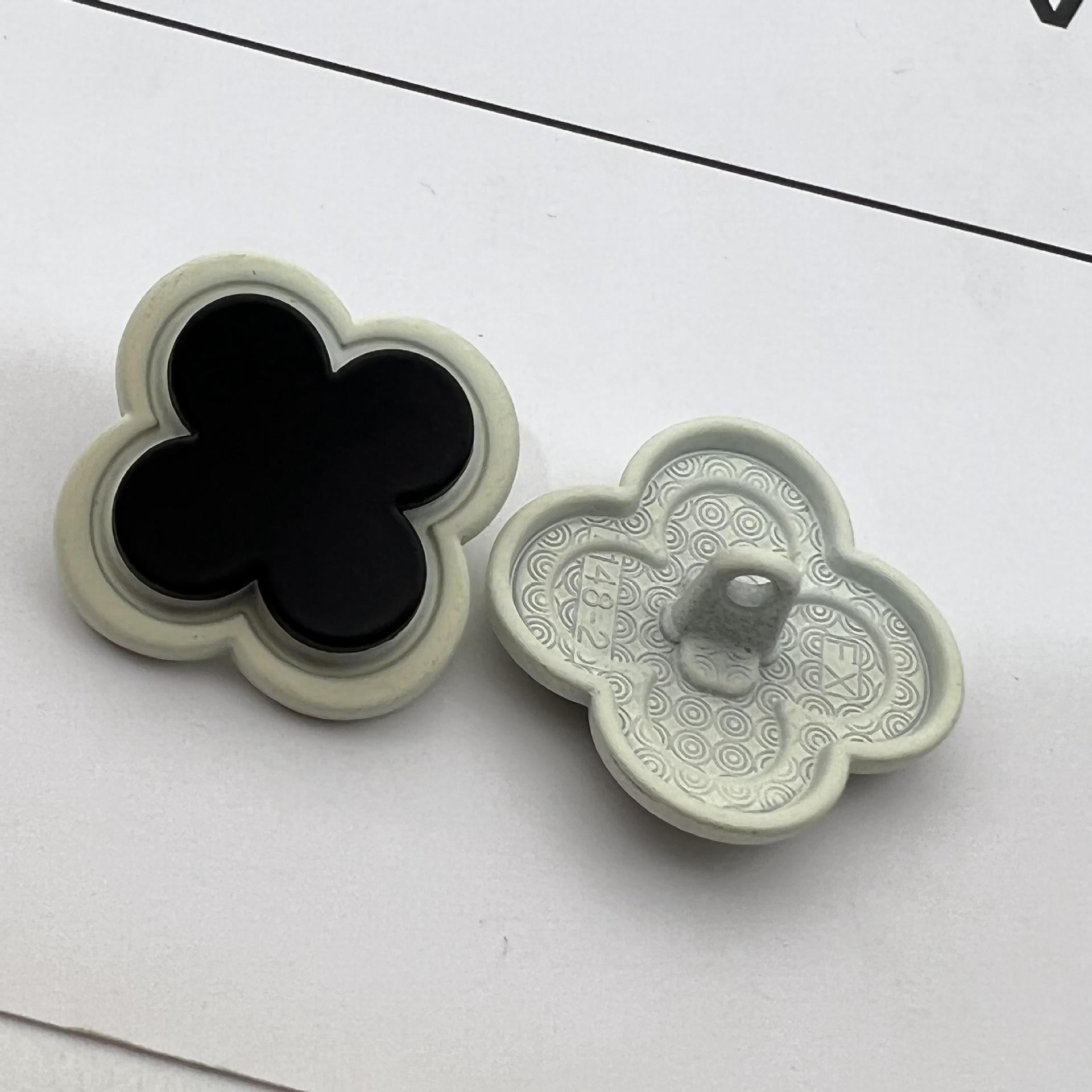 3D-Blumen-Metallmantelknöpfe, schwarz mit hell eingefasstem Rand, 12er-Set