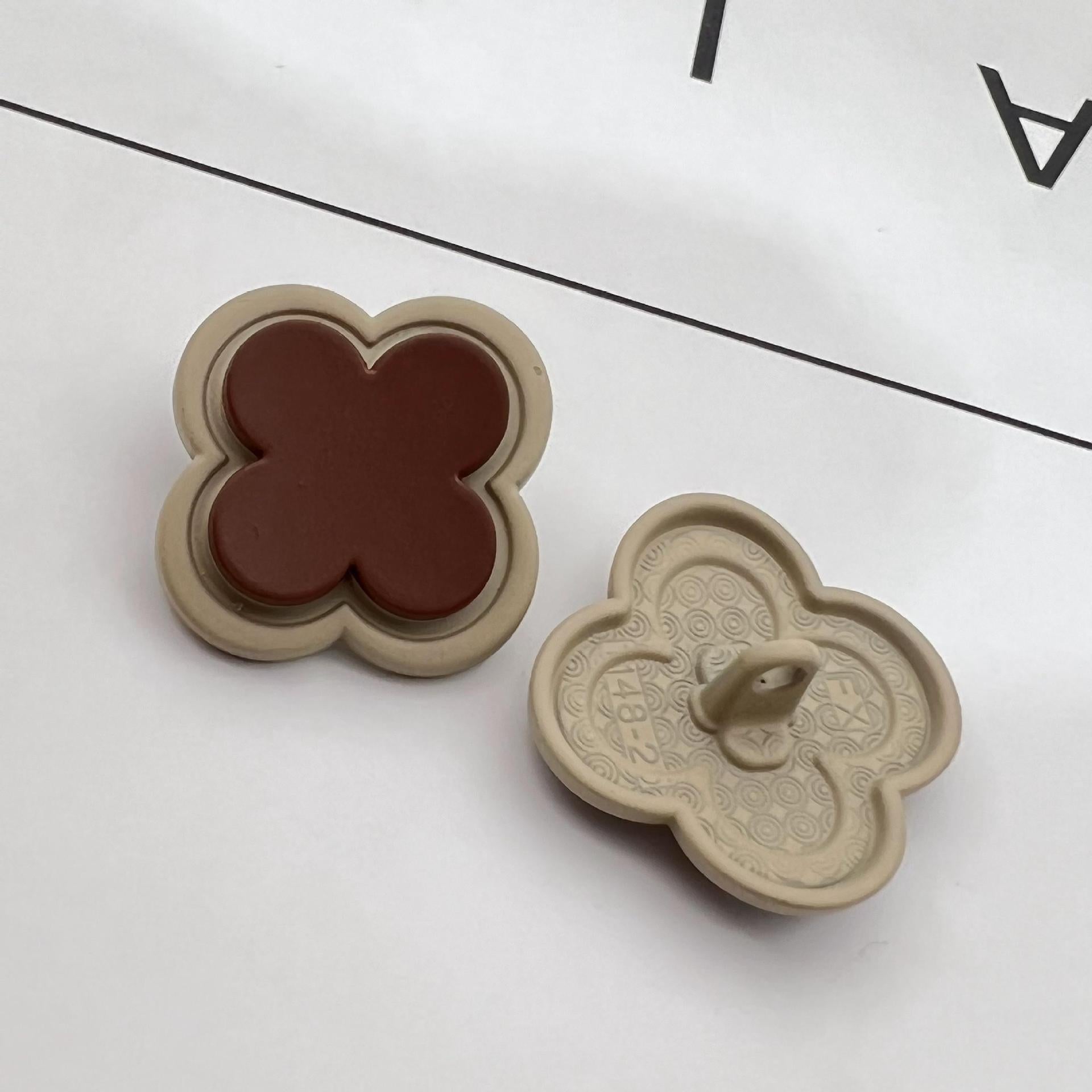 3D-Blumen-Metallmantelknöpfe, braun mit hellen Konturen und reliefiertem Design, 12er-Set