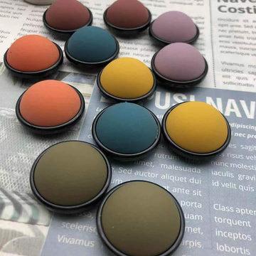25mm runde Resin-Basiccoat-Knöpfe, 6 Farben im Set, Vorderansichten