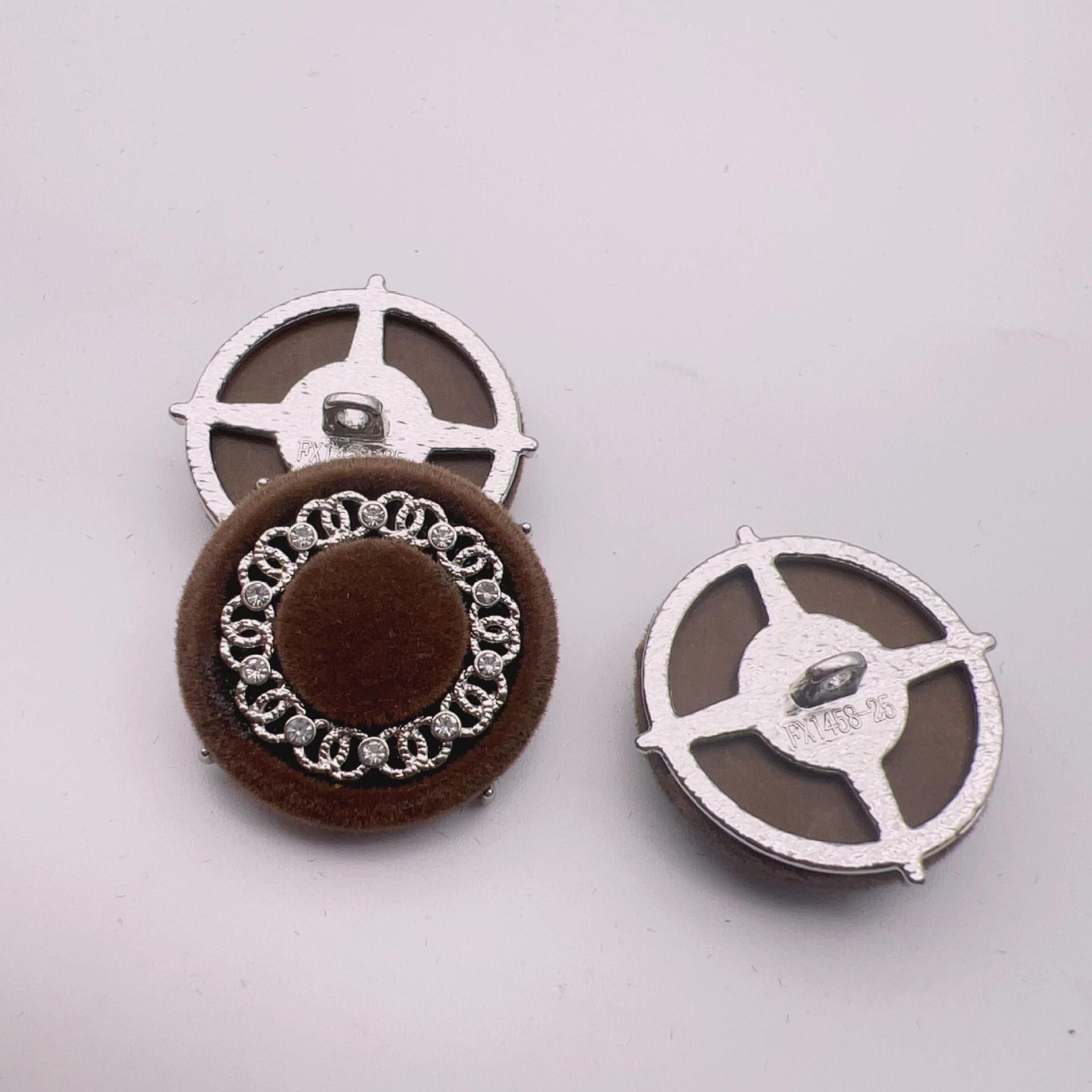 Brauner Samtknopf mit Kristallperlenring und Metallrückseite