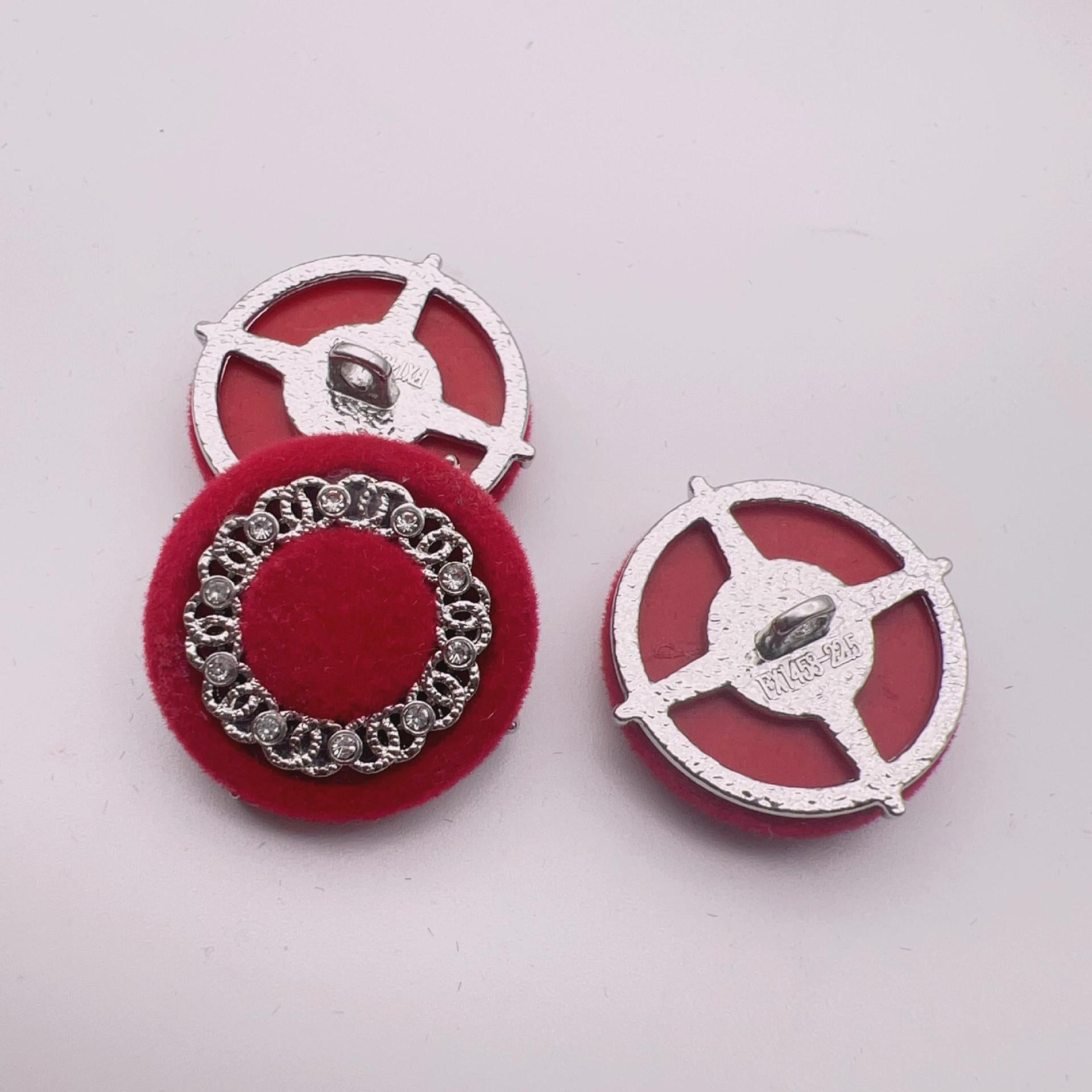 Roter Samtknopf mit Kristallperlenring und Metallrückseite