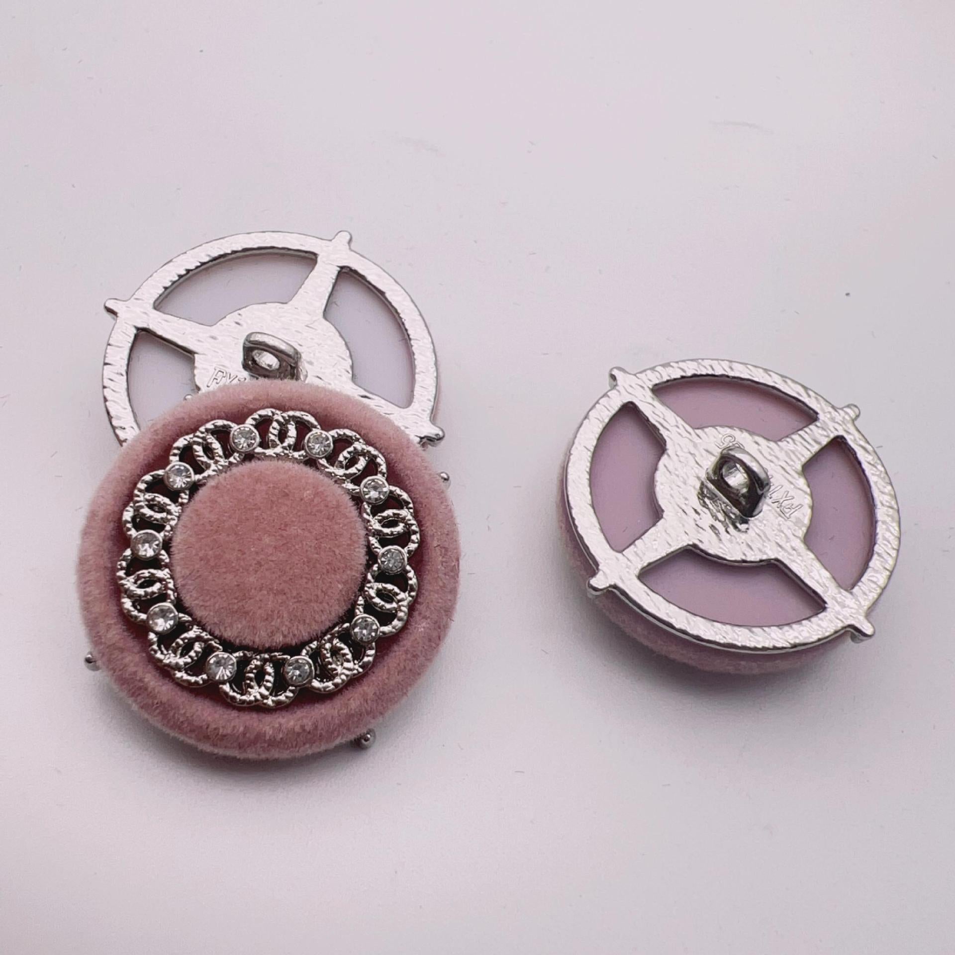Beiger Samtknopf mit Kristallperlenring und Metallrückseite, rosa Einsatz