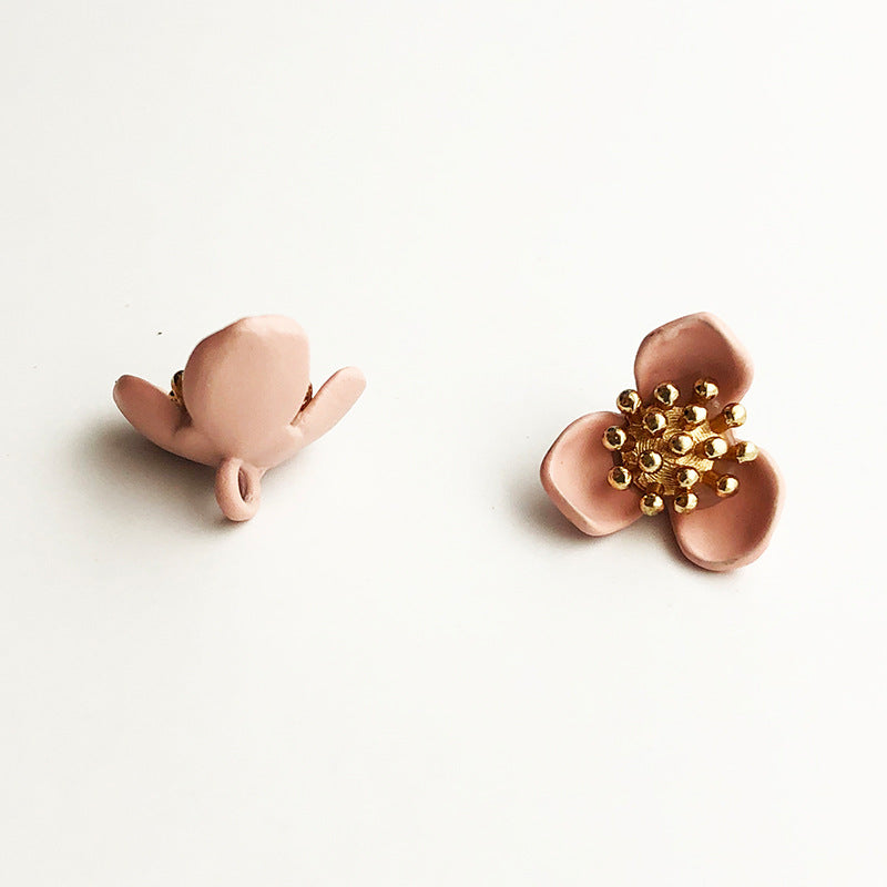 Blumenknopf mit Metallschaft, rosafarbenes Blütenblatt, goldfarbenes Staubgefäß
