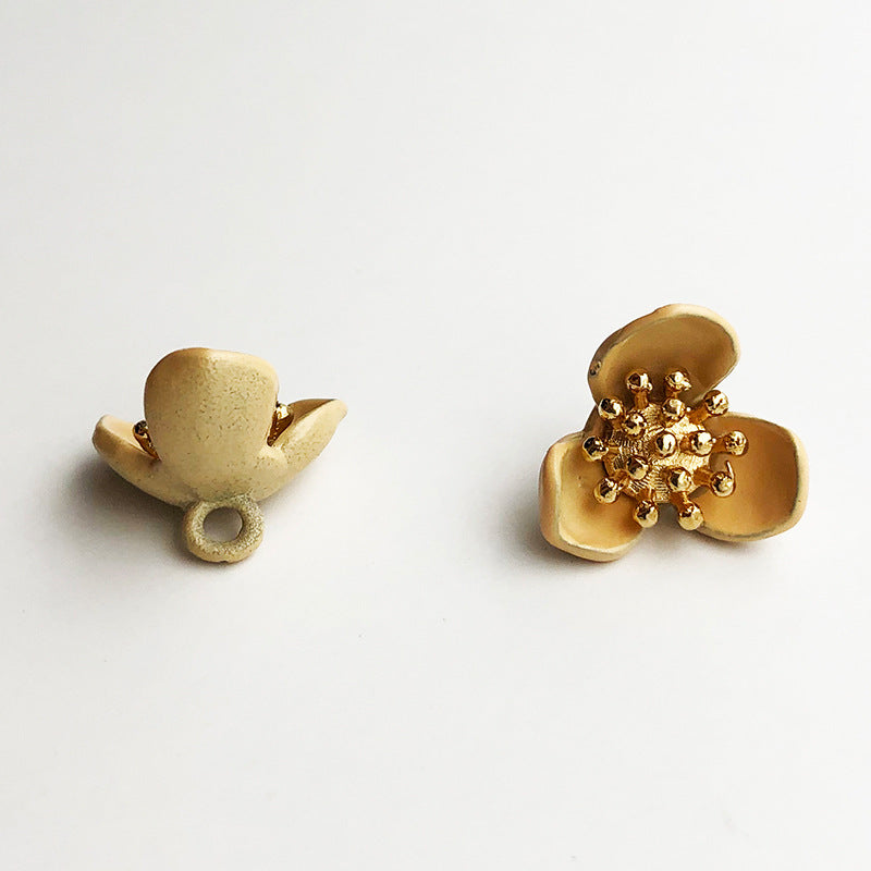 Blumenknopf mit Metallschaft, goldfarbene Blüten, goldfarbenes Staubgefäß
