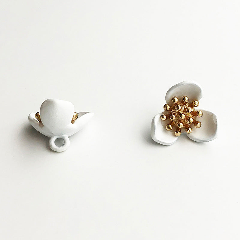 Blumenknopf mit Metallschaft, weißes Blütenblatt, goldfarbenes Staubgefäß