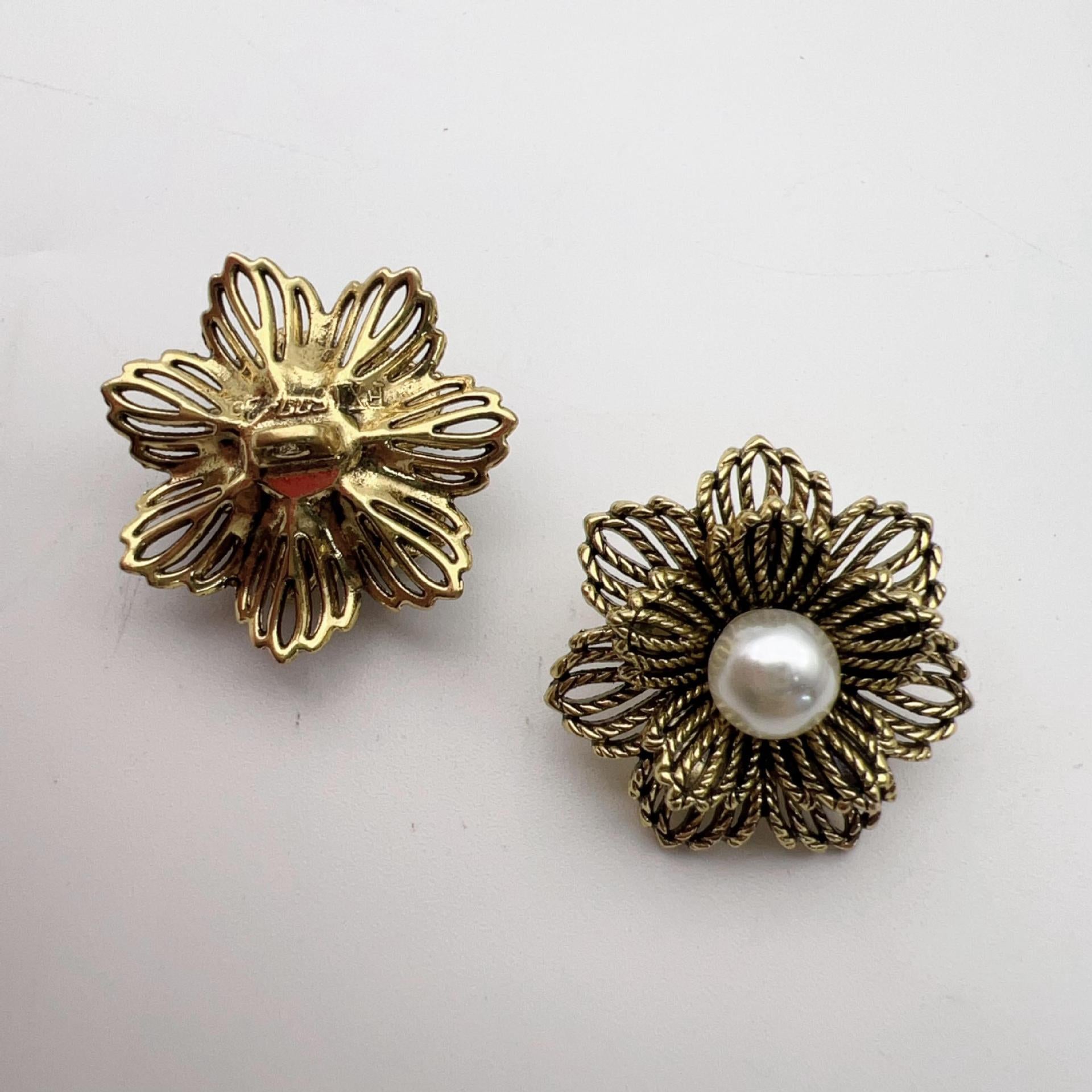 Vintage flower buttons: gold filigree blossom with pearl, plus simple gold flower