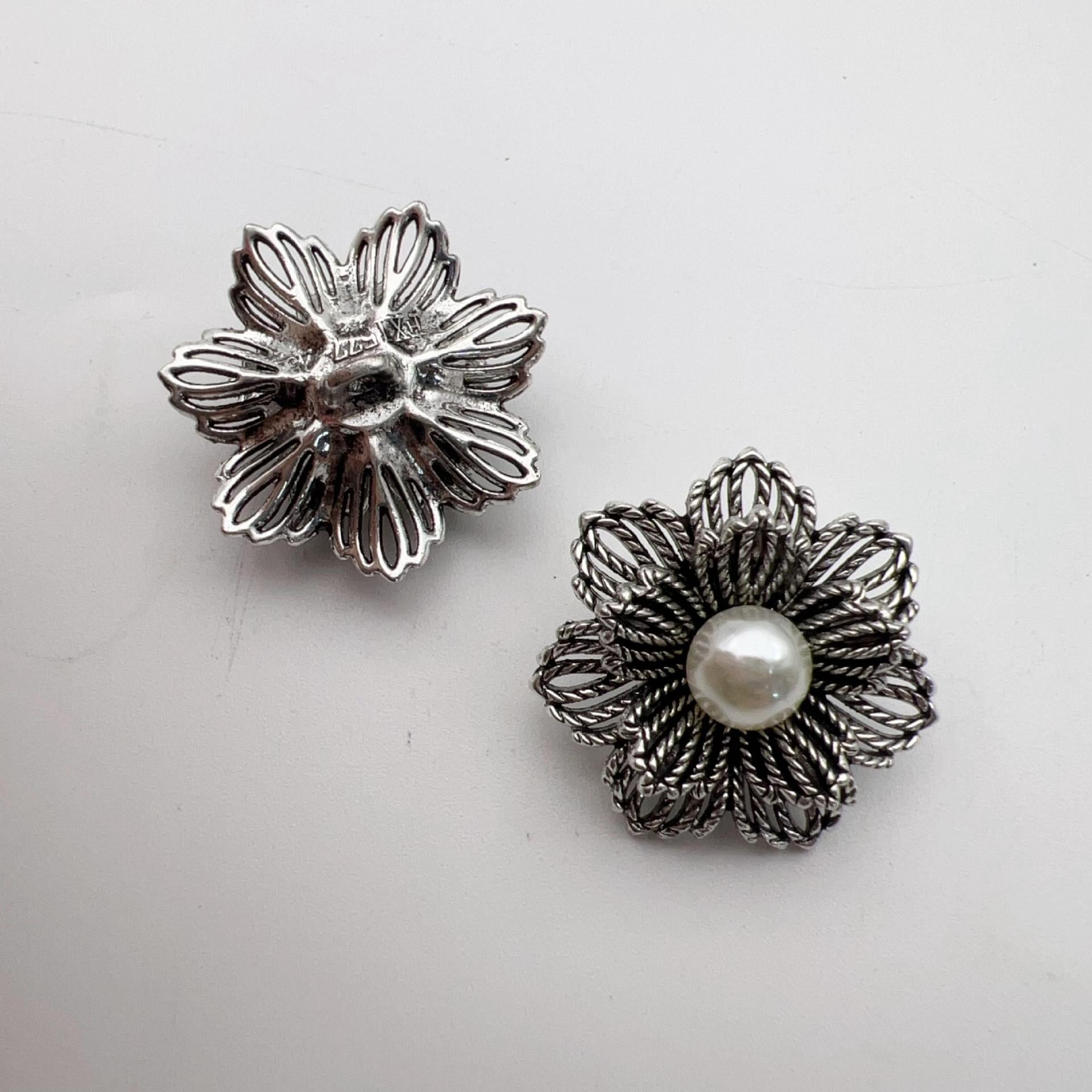Vintage flower buttons: silver filigree blossom with pearl, plus simple silver flower