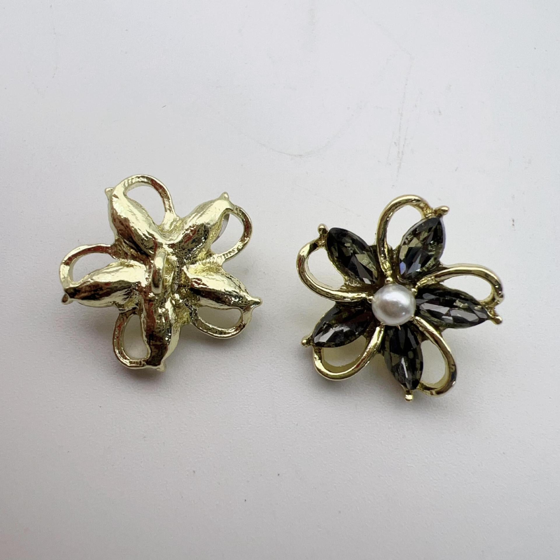Vintage gold flower buttons: left plain flower; right dark crystal petals with white pearl