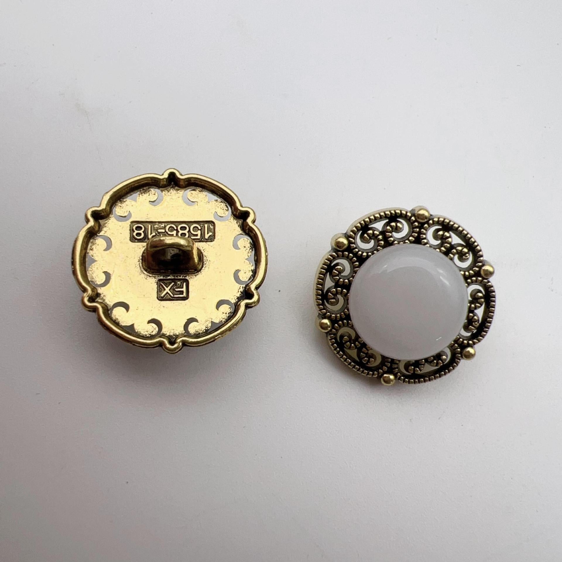 Runde Schmuckknöpfe mit Metallösen, Vintage-Lace-Rand und hellem grauem Einsatz