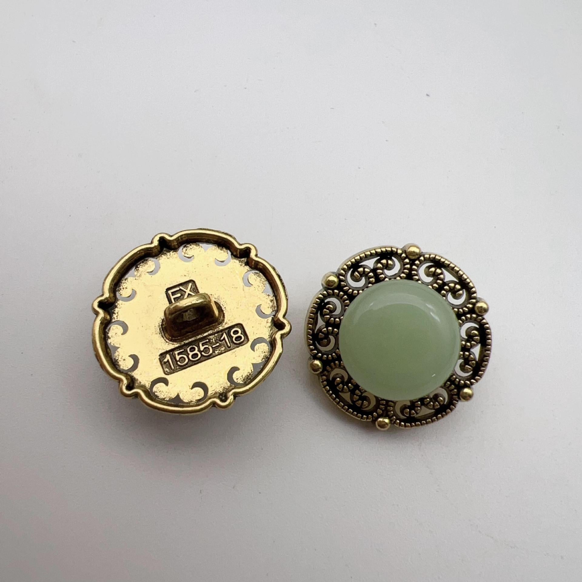 Runde Schmuckknöpfe, Rückseite mit 1585-18-Aufdruck und Vorderseite mit grünlichem Einsatz
