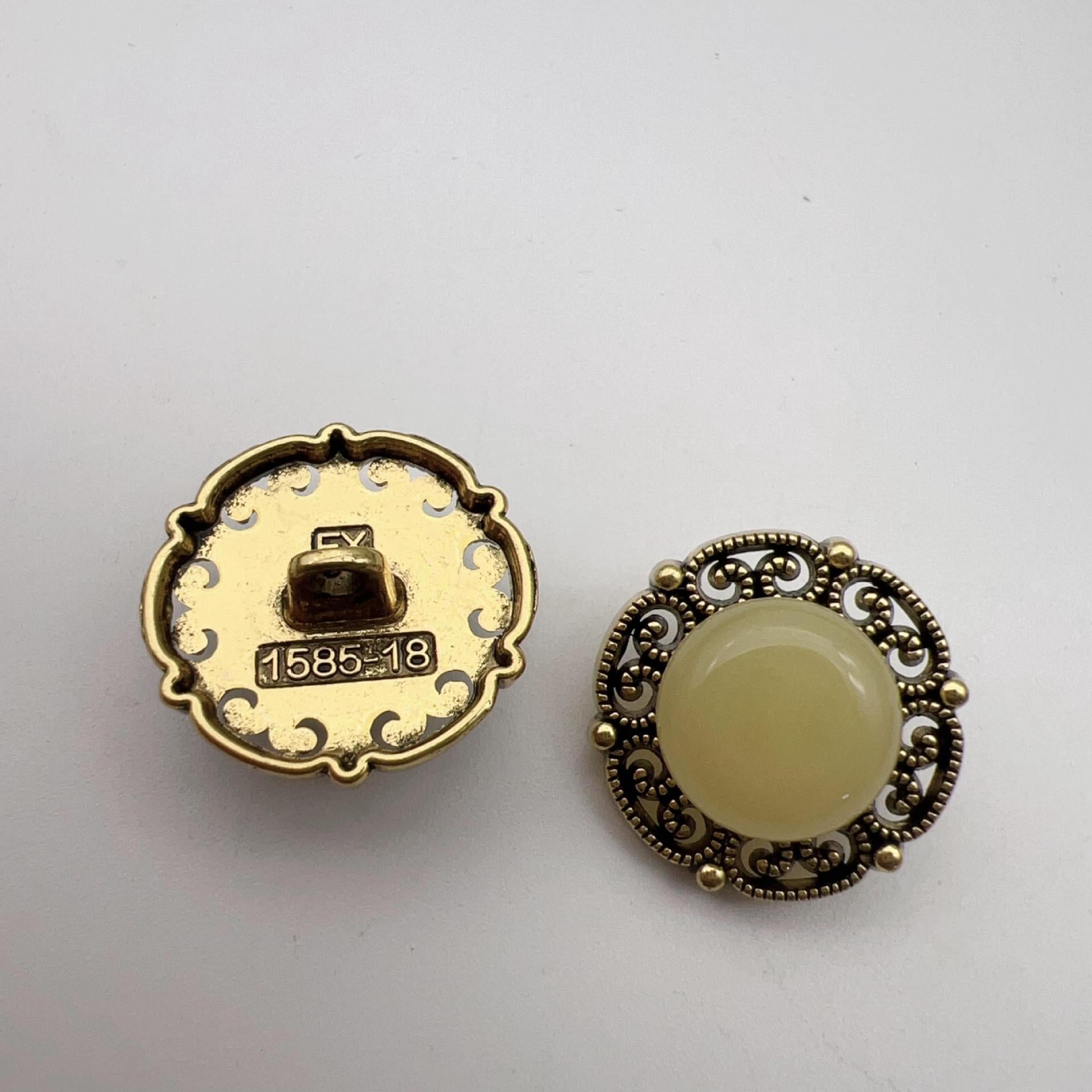 Runde Schmuckknöpfe mit Metallösen, Vintage-Lace-Rand und beigem Opaleinsatz