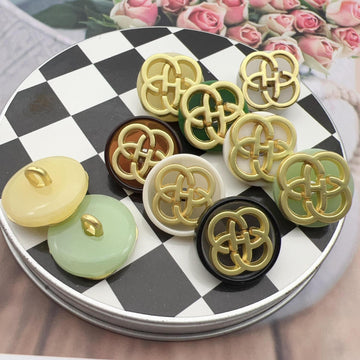 Resin clover shank button set: pale yellow with gold-tone four-leaf pattern