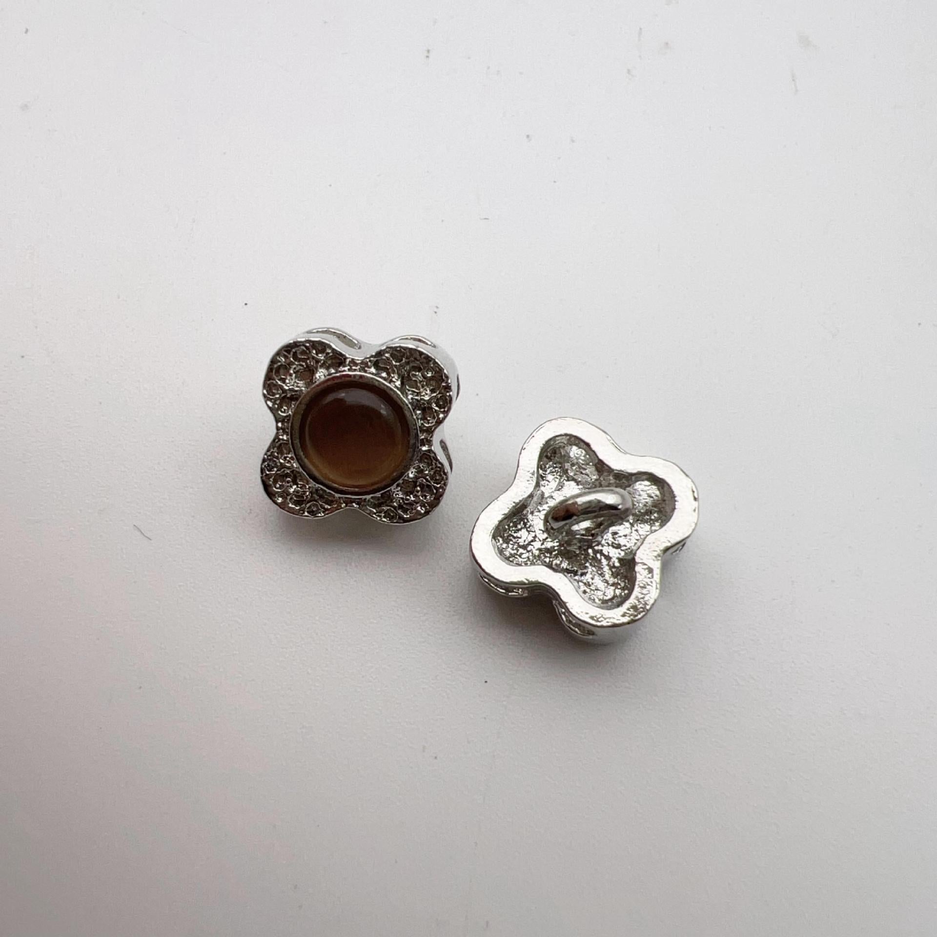 Blumenknöpfe 12 mm, Vorderseite mit braunem runden Einsatz und Metallblütenfassung