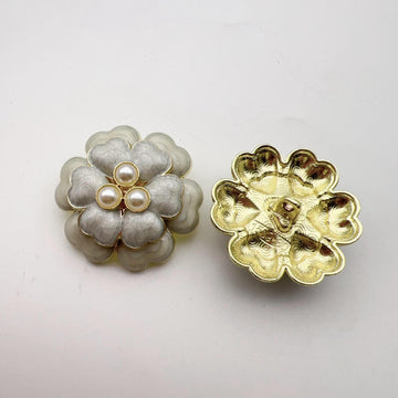 Cream five-petal flower pearl-look button with 3 raised pearl centers, metal shank back