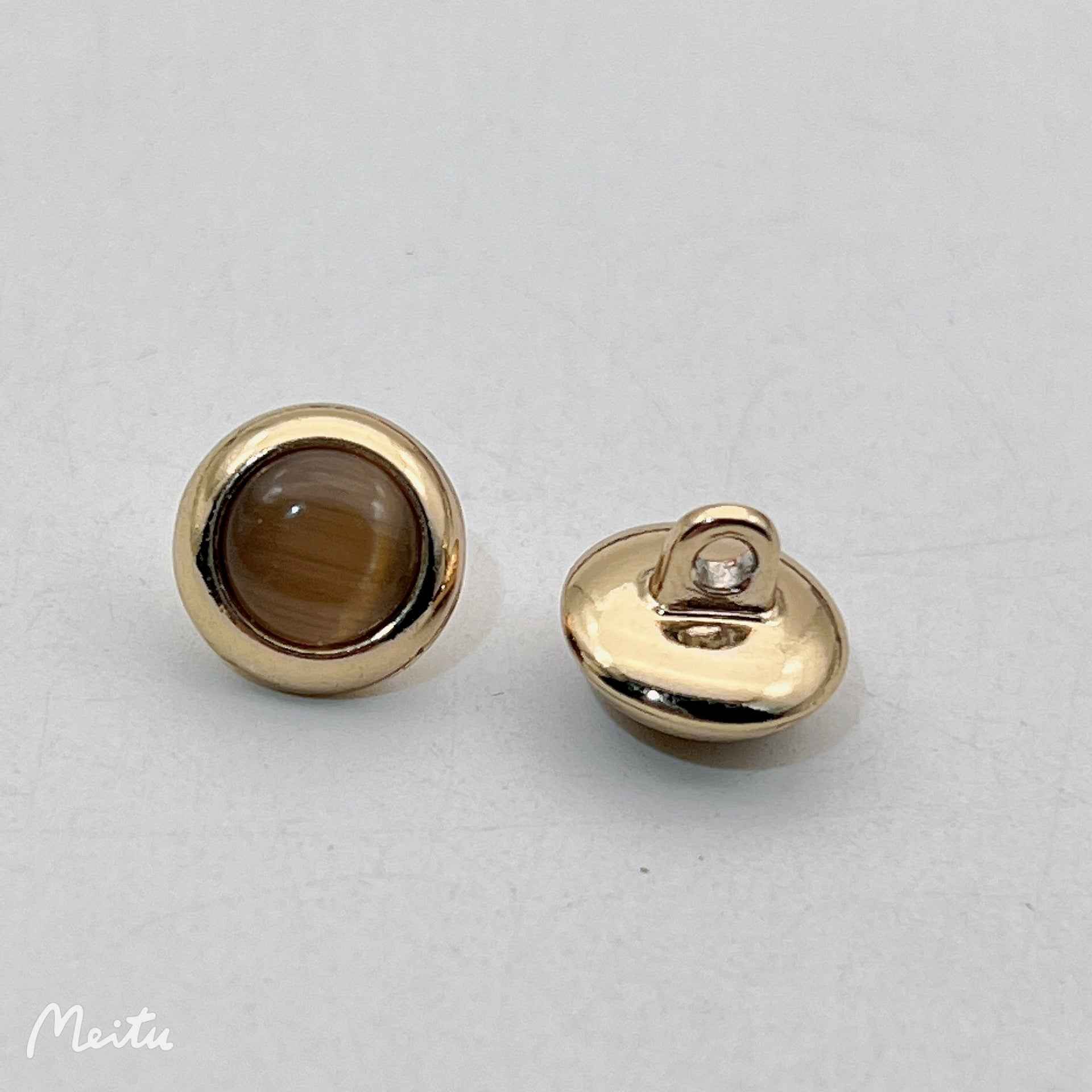 12.5mm cat’s eye metal shirt button in brown, gold-tone rim