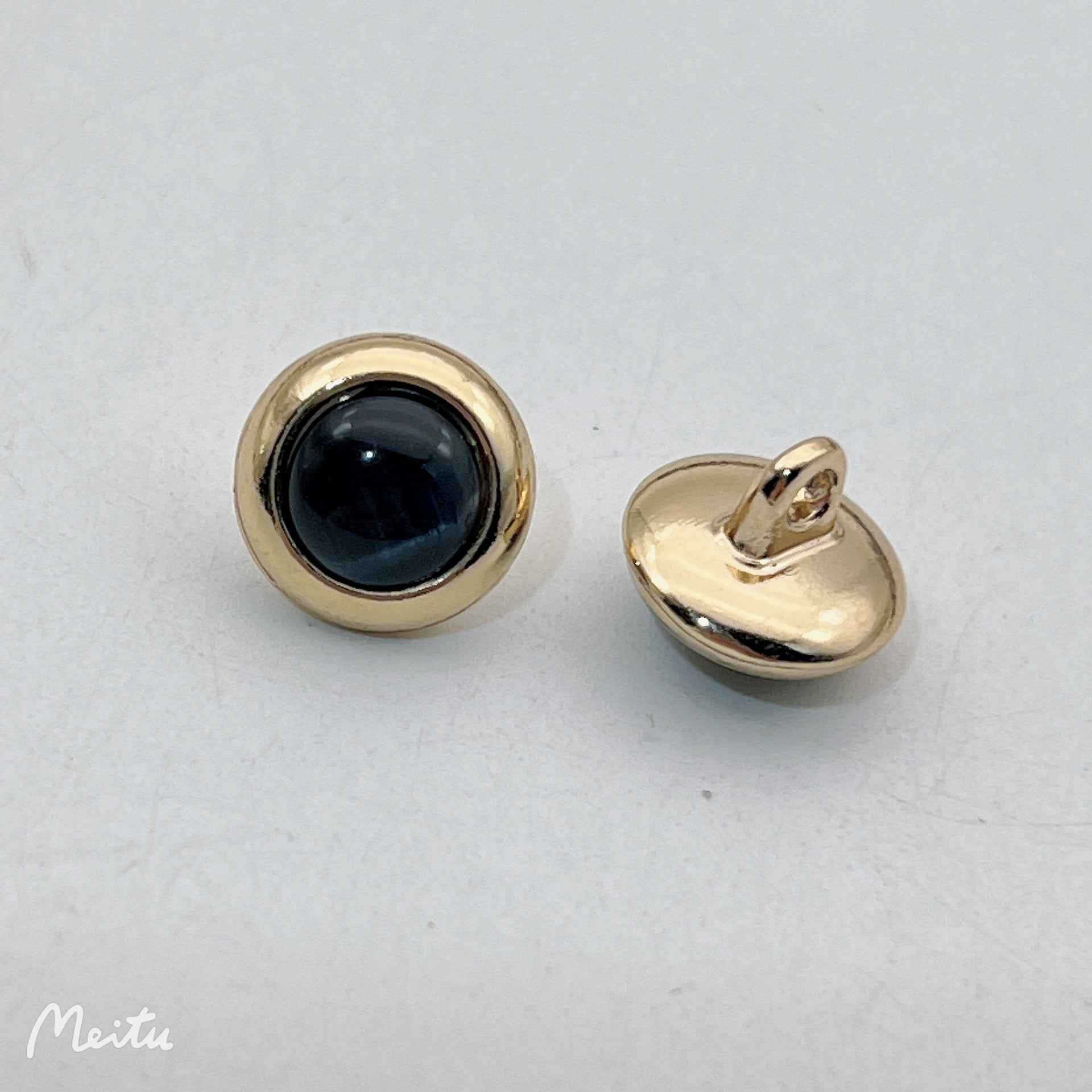 12.5mm cat’s eye metal shirt button in dark/black, gold-tone rim