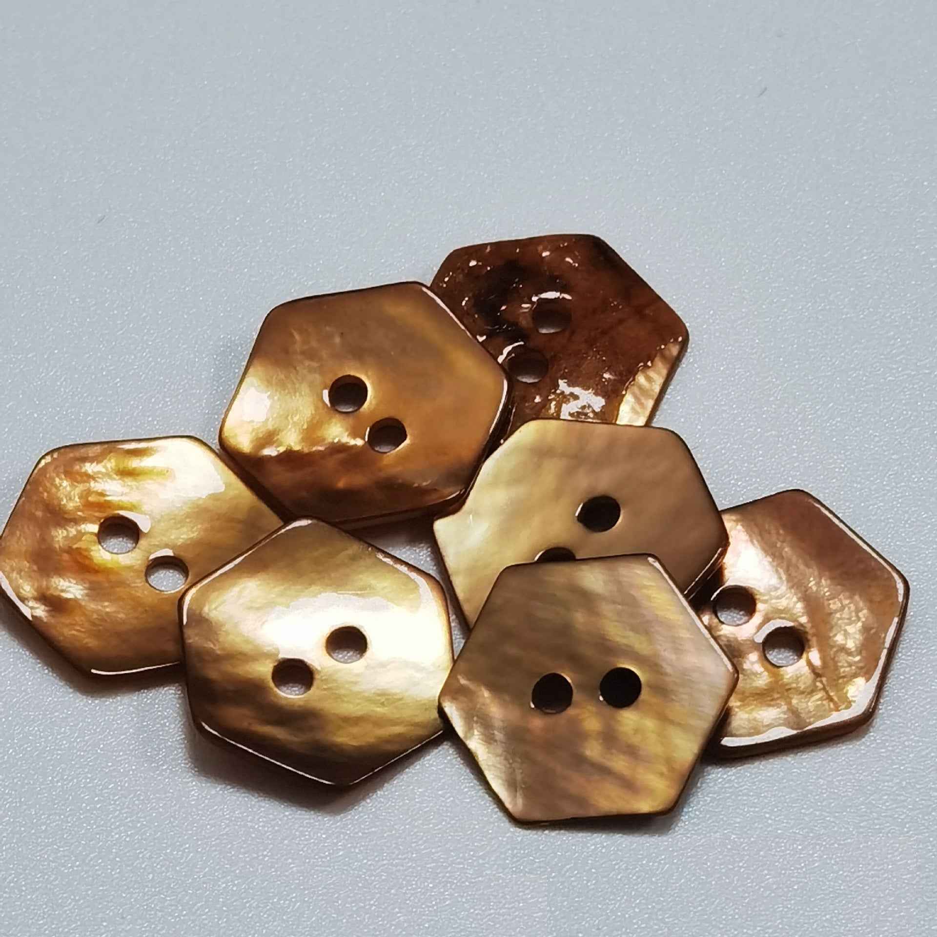 Sechseckige Perlmutt-Knöpfe mit zwei Löchern, gold- und naturfarben