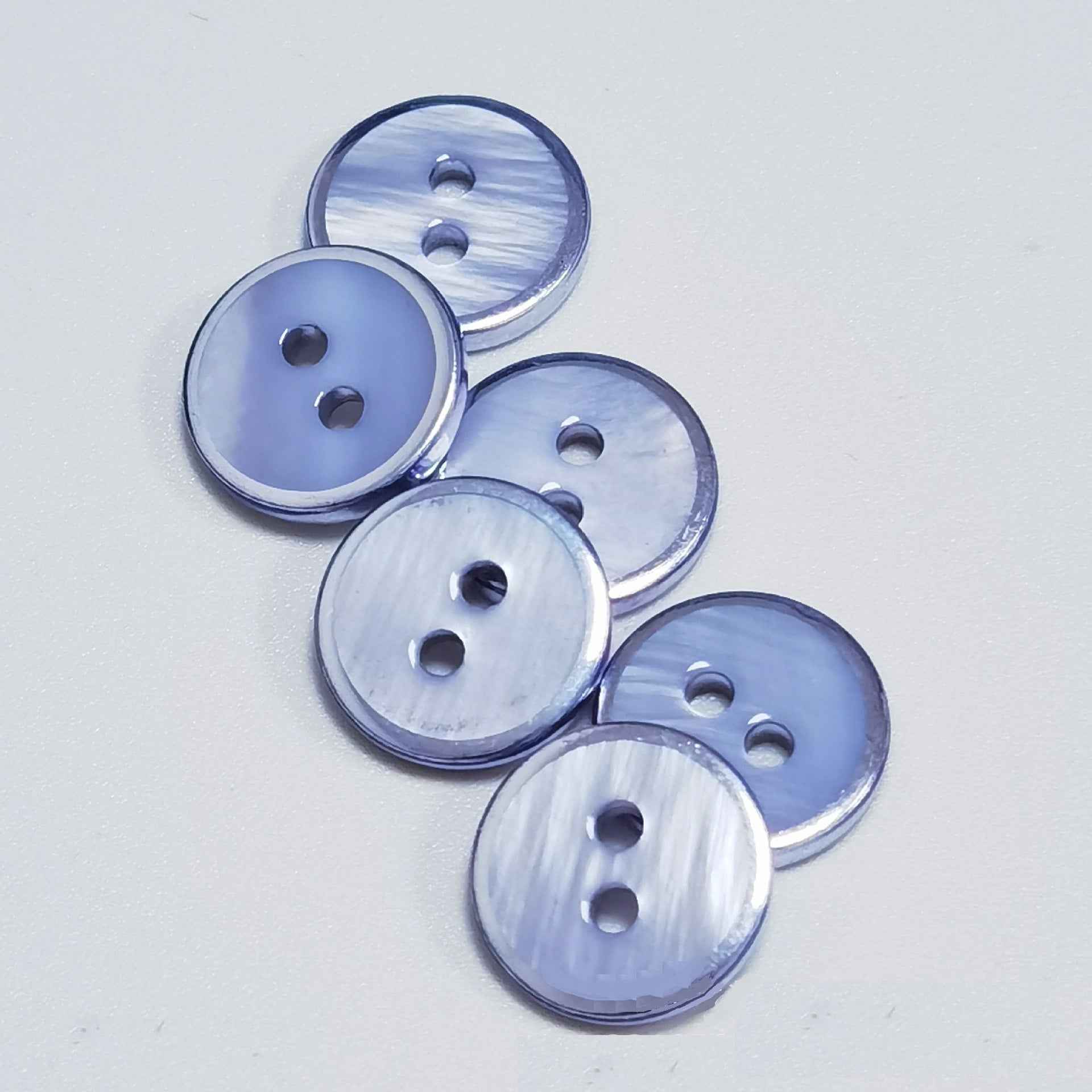 Round 2-hole freshwater shell buttons, light blue with silver edge (pack)