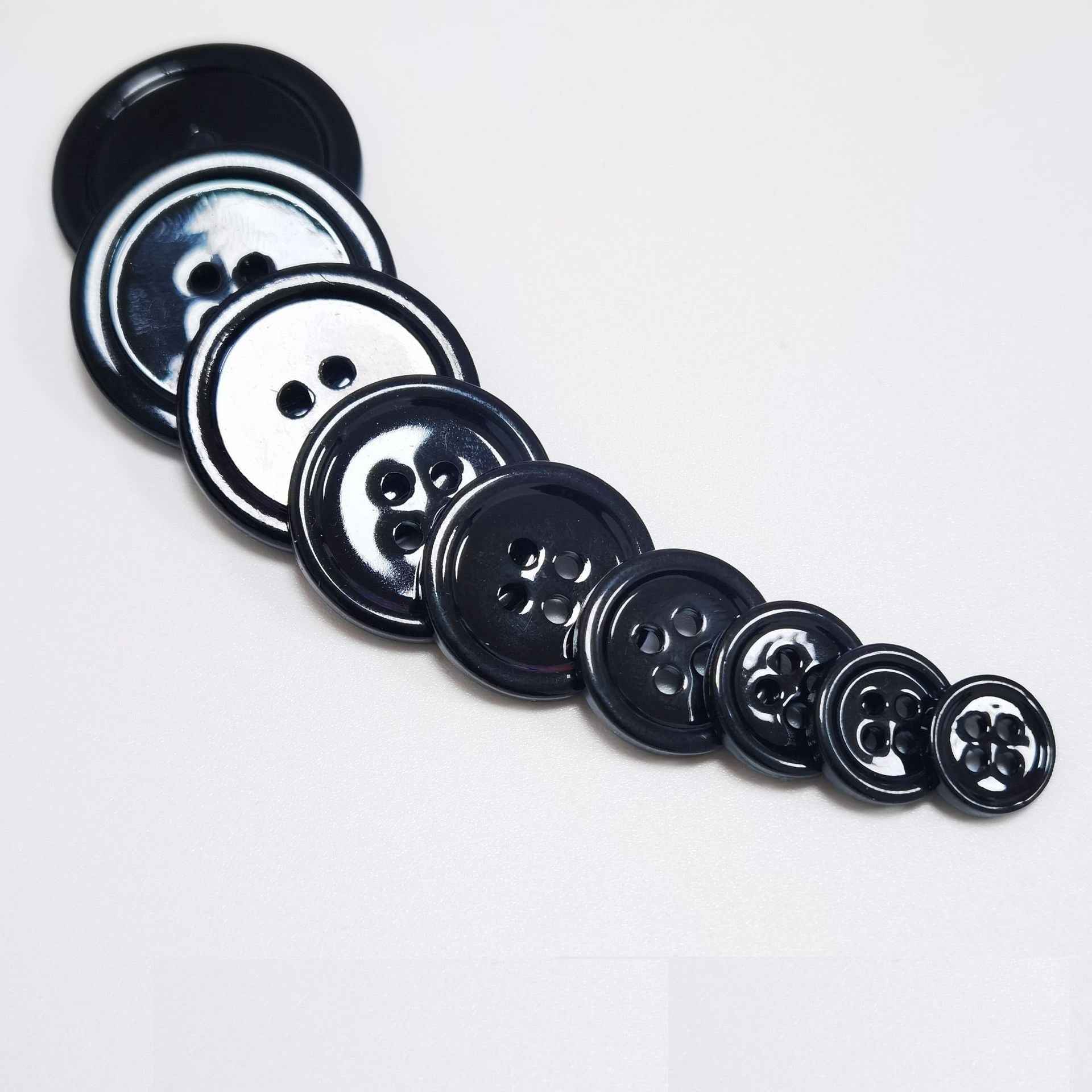 Muschelknöpfe zum Nähen in Schwarz, 4 Löcher, runde Form