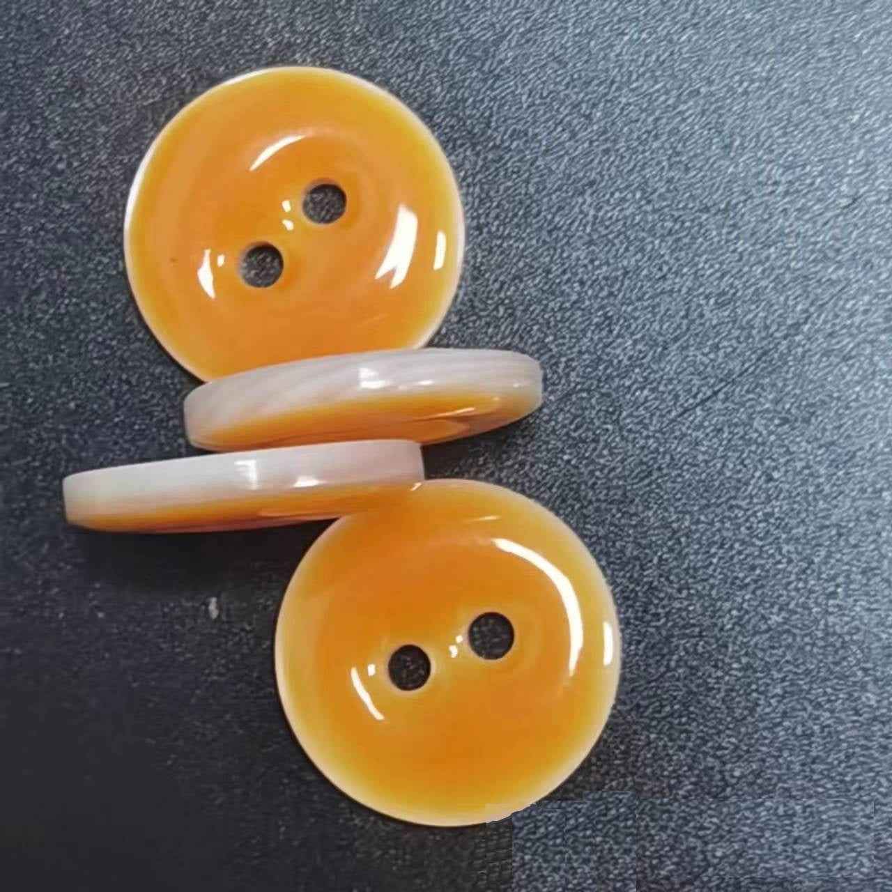 Senfgelbe und orangefarbene runde 2-Loch-Knöpfe, kunstharzbeschichtet