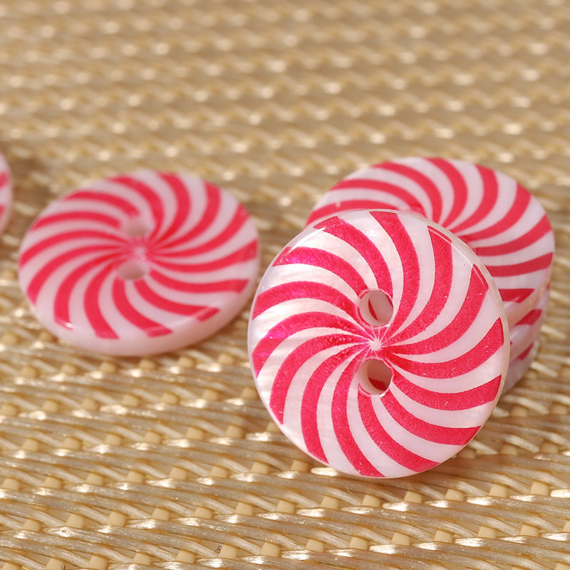 Nahaufnahme: 12,5-mm-Rosenprint-Shell-Knopf mit zwei Löchern, rot-weiß