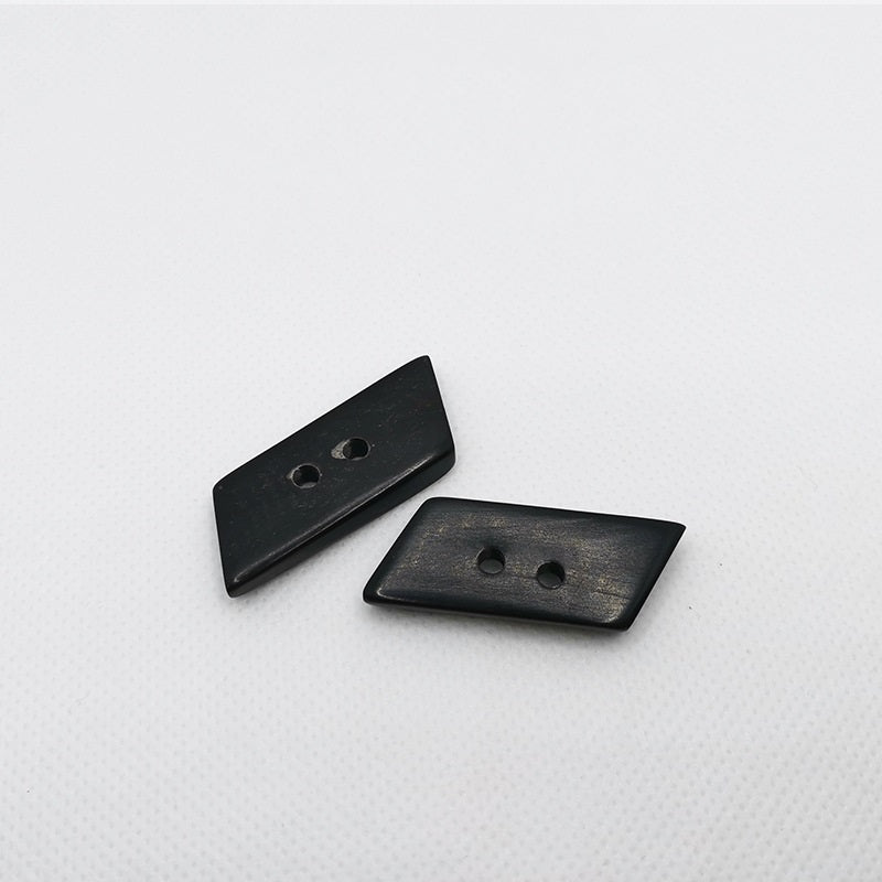 Schwarze Trapez-Hornknöpfe mit 2 Löchern, 28mm (2 Stück sichtbar)