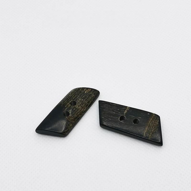 28mm Hornknöpfe, schwarzer Trapezschnitt, 2 Löcher (2 Stück sichtbar)
