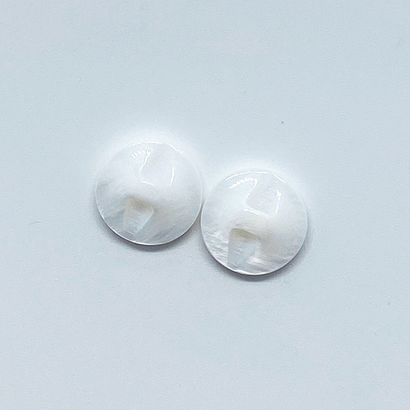 Zwei runde Natur-weiße Muschelknöpfe, 15 mm, Schimmer und feine Maserung