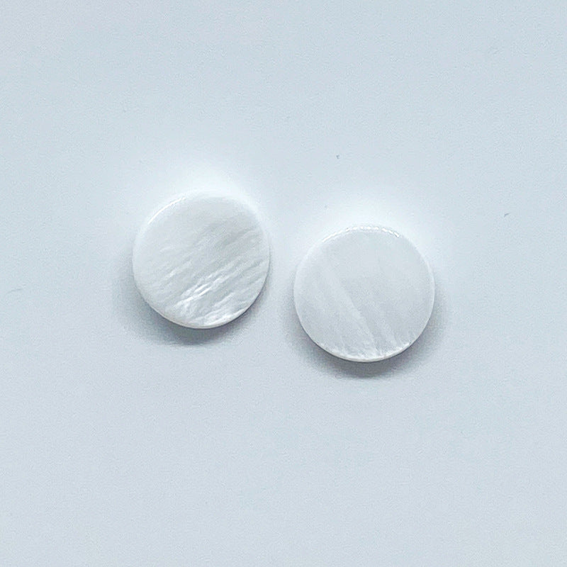 Zwei 15-mm Natur-weiße runde Muschelknöpfe, glatte Oberfläche
