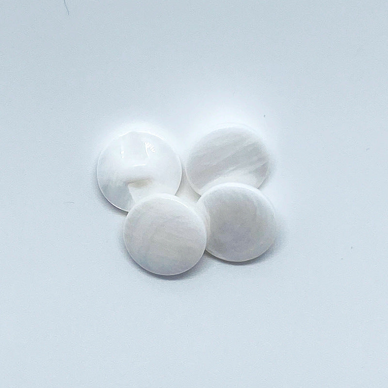 Vier runde Natur-weiße Muschelknöpfe (15 mm) in Klarglanz-Optik