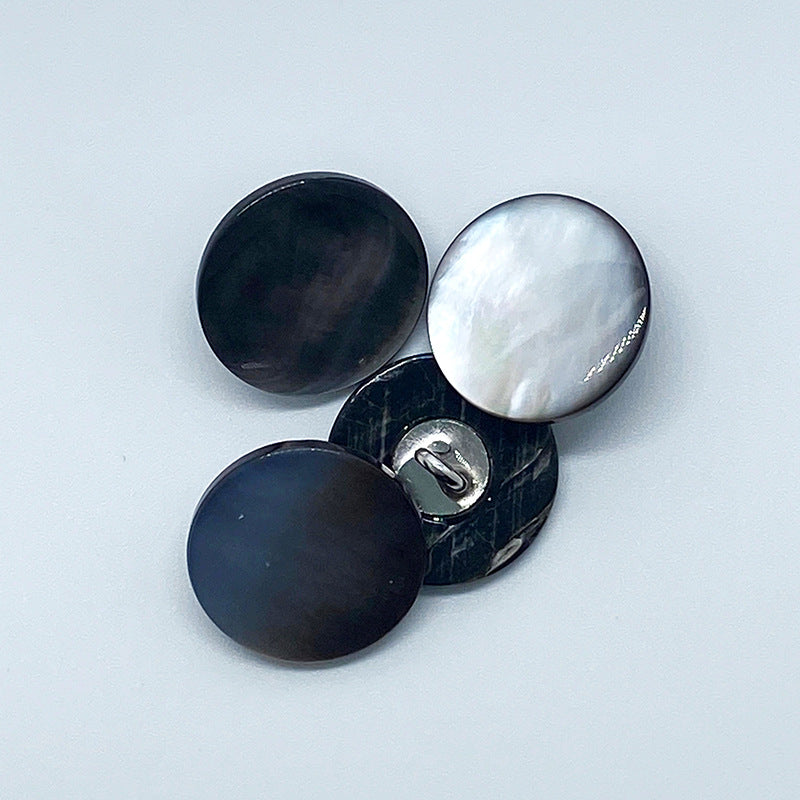 Runde Muschelknöpfe mit Schaft, Frontfarben: schwarz und silbrig schimmernd