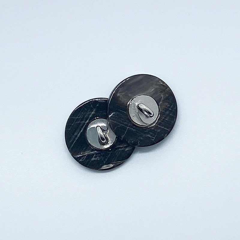 Muschelknöpfe mit Schaft, Rückseite mit Metallösen, zwei runde Knöpfe