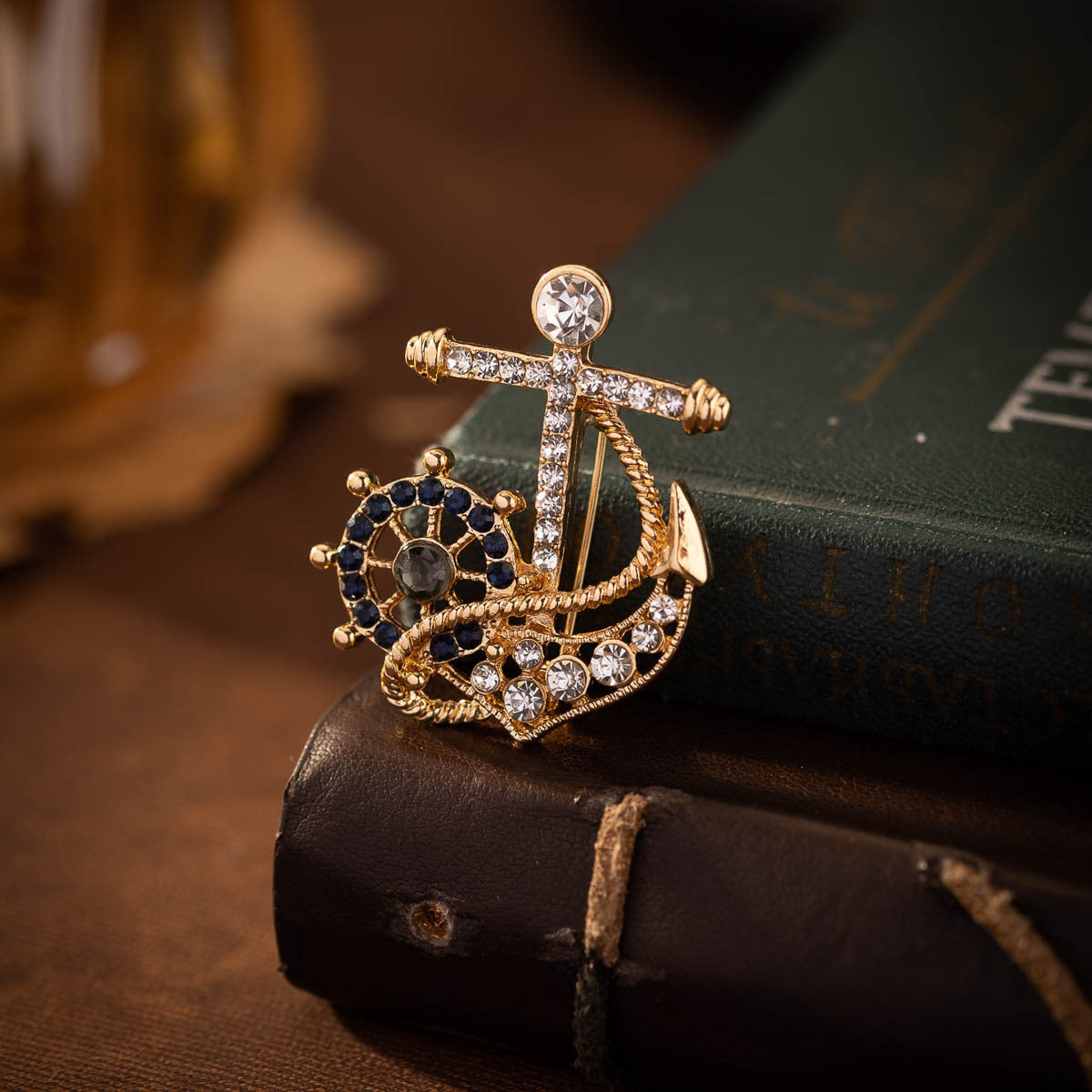 Anker-helm broche met blauw strass, gouden rand en witte diamanten, goudkleurig