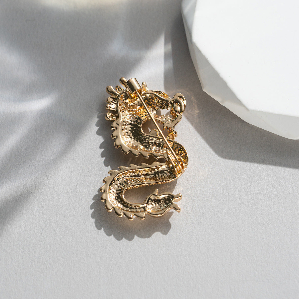 Goldene Drachenbrosche mit Nadelverschluss und Strasssteinverzierung, Metallpin