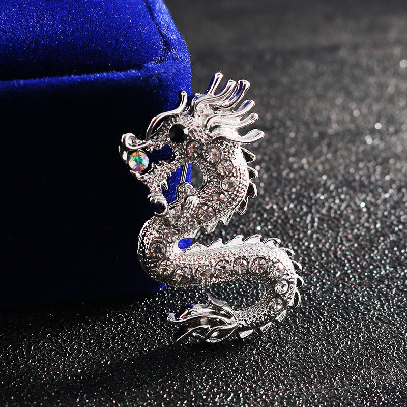 Chinesische Drachen-Metallbrosche in Silber mit funkelnden Steinen und buntem Akzent