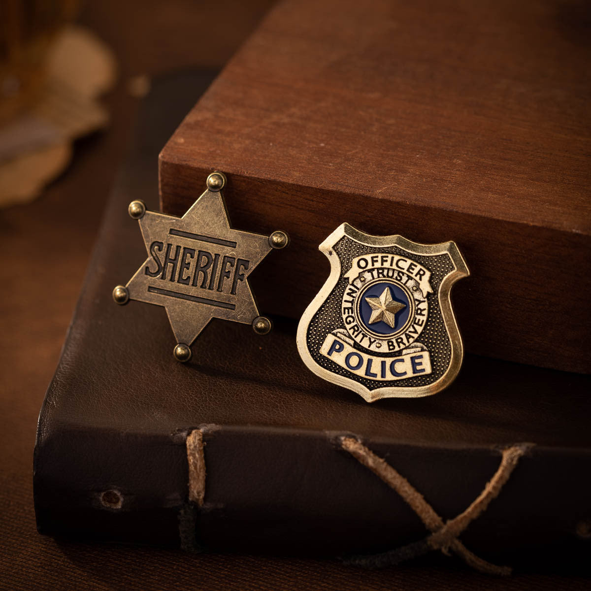 Cosplay-Ansteckpins: Sheriff-Stern & Police-Schild, goldfarbene Metall-Pins