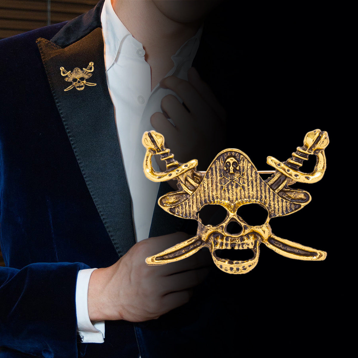 Goldfarbene Piraten-Totenkopf-Anstecknadel mit gekreuzten Schwertern und Pistolen