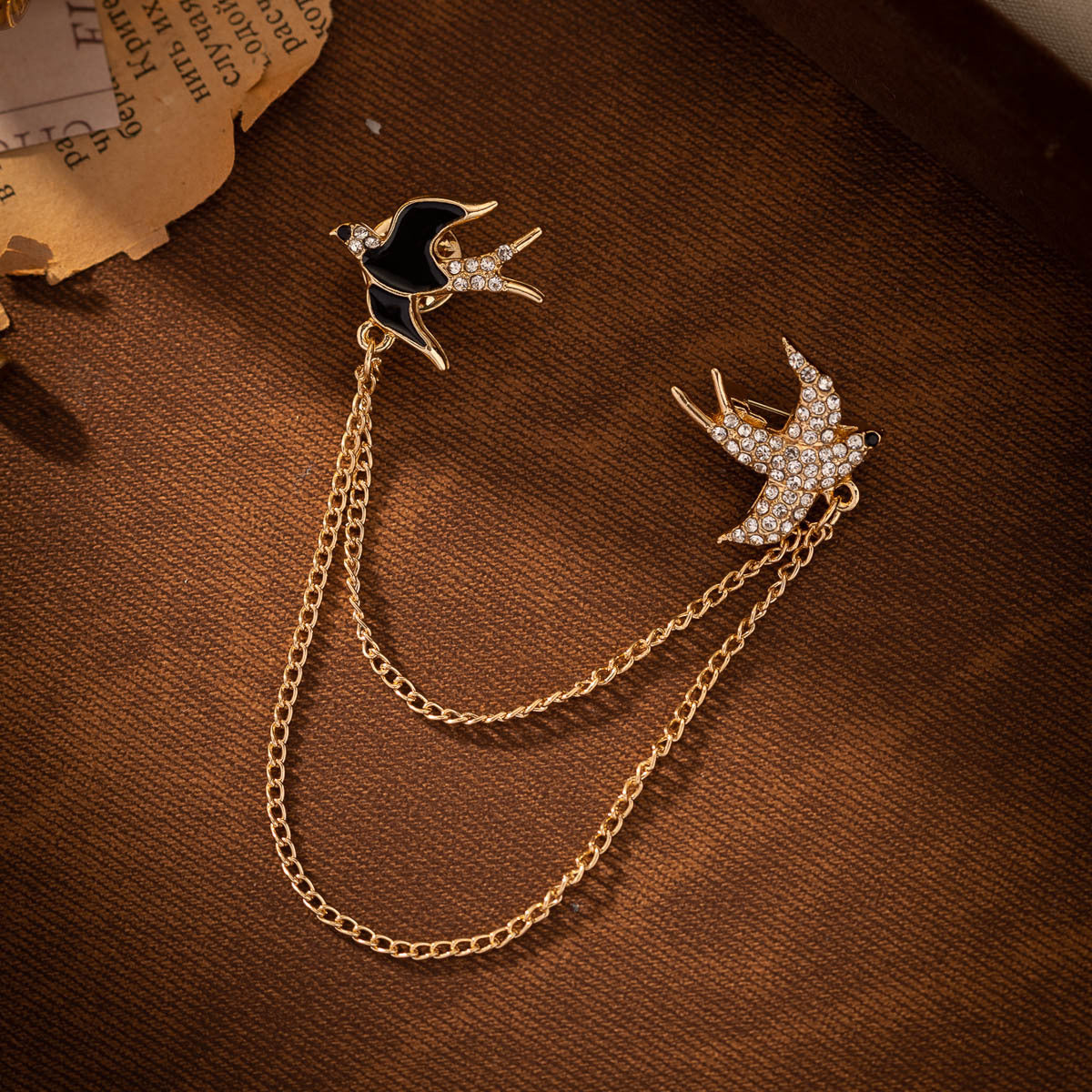 Schwalben-Kettenbrosche, goldfarben mit Strassbesatz und Gliederkette
