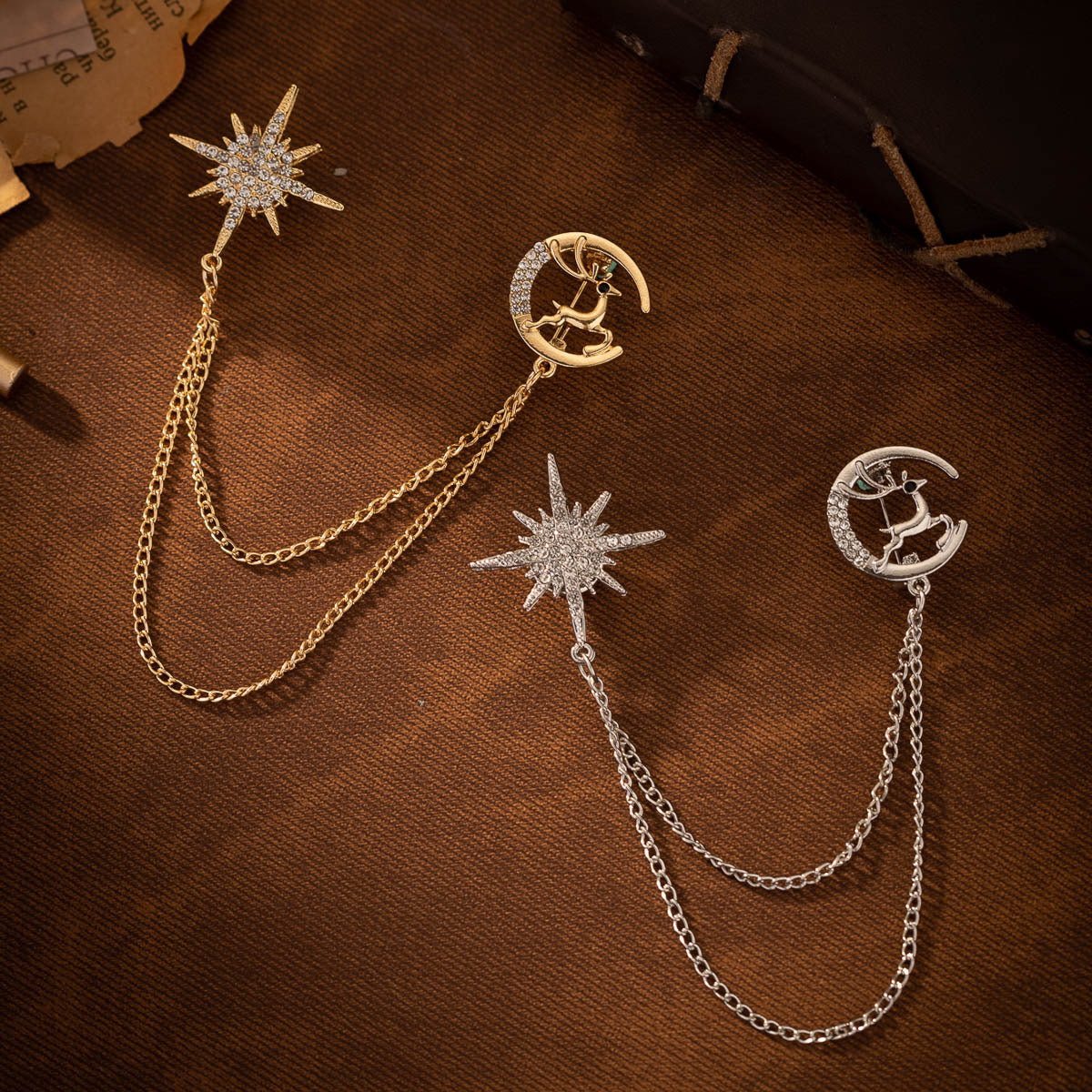 Goldfarbene Stern-& Hirsch-Ansteckbrosche mit Kette, 2er-Set