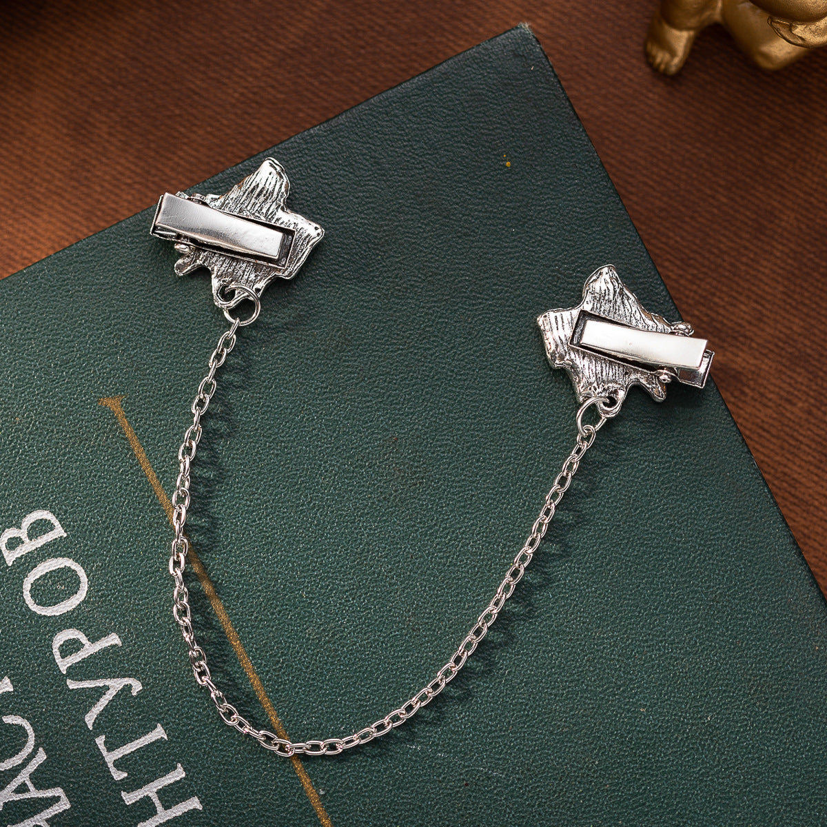 Metal collar clip with chain, bow-like top details (pair)