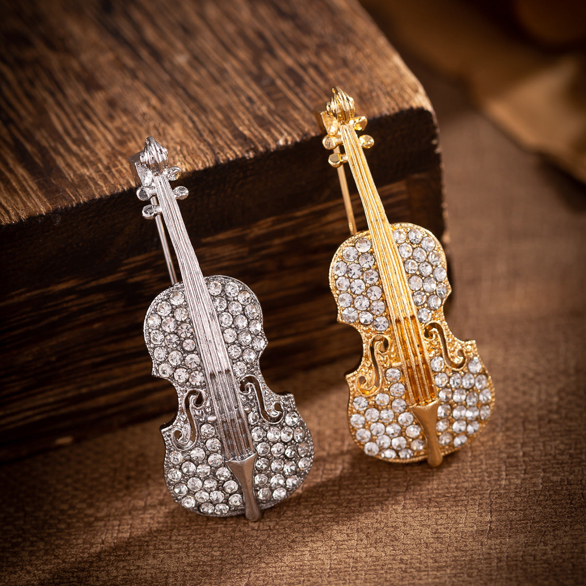 Strass guitar brooches, silver-tone guitar design (2-pack)