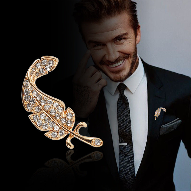 Goldfarbene Brosche mit glitzernden Strasssteinen in Federform, 4er-Set