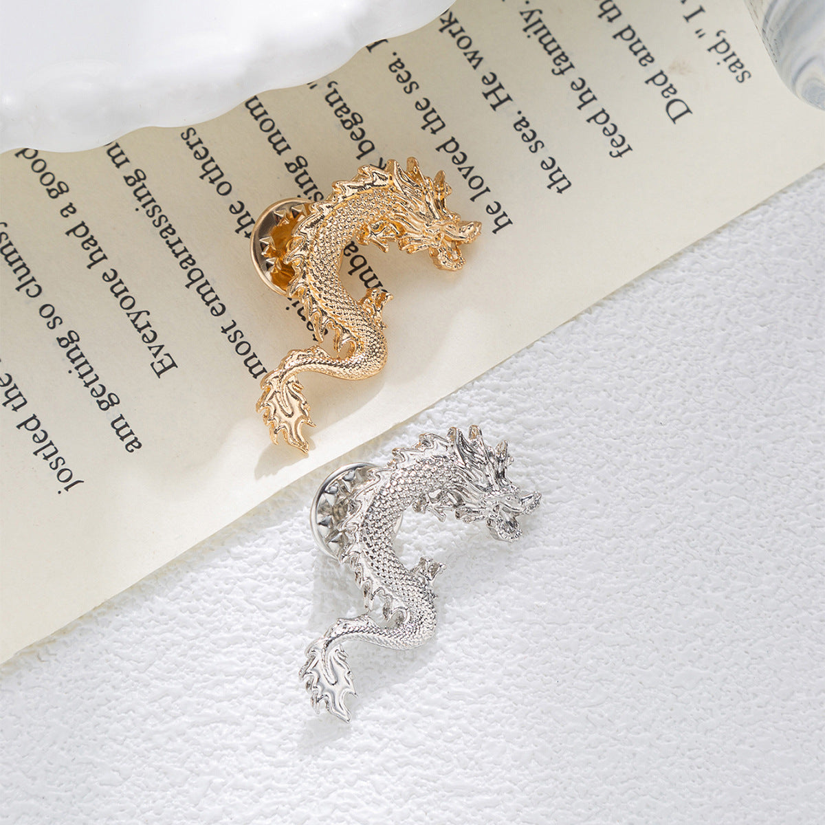 Goldfarbene Drachen-Anstecknadel mit Ring-Clip, detaillierte Schuppen, 1 Stück