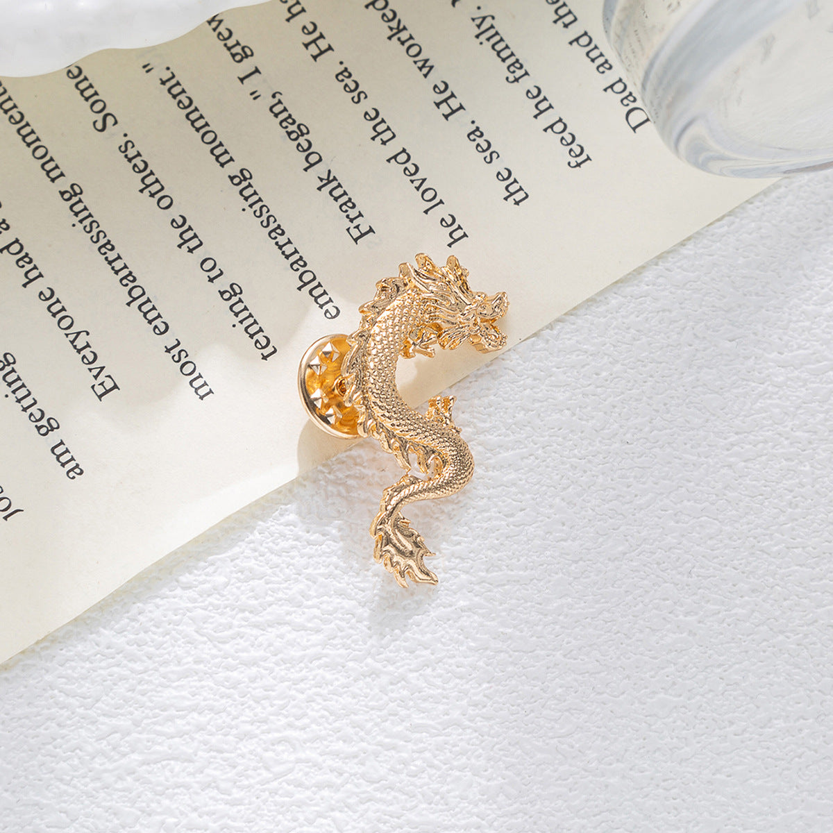 Goldfarbene Drachen-Anstecknadel, geprägte Schuppen und Maul-Details